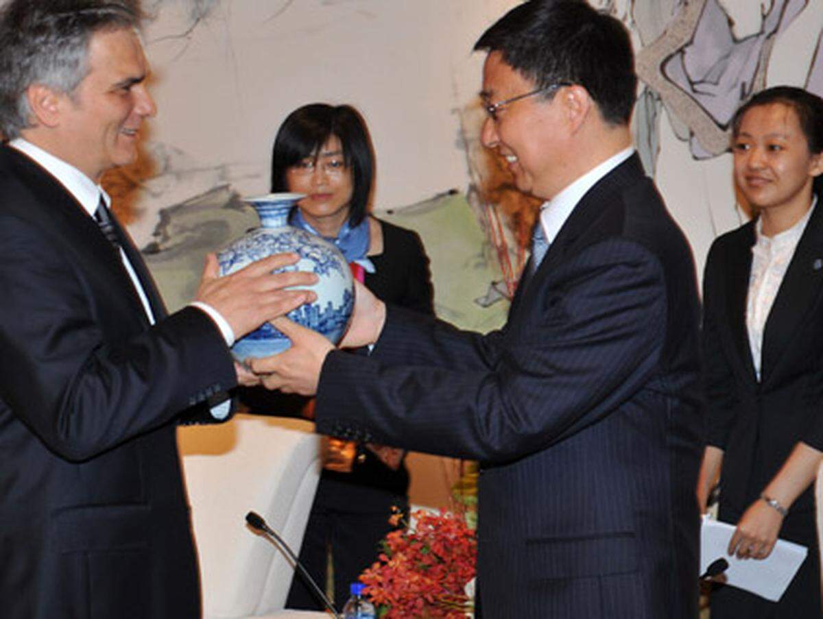 Der österreichische Staatsgast wird vom Shanghaier Bürgermeister gastfreundlich beschenkt.