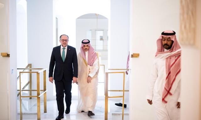 Außenminister Alexander Schallenberg und sein saudiarabischer Amtskollege Faisal bin Farhan Al Saud in Riad.