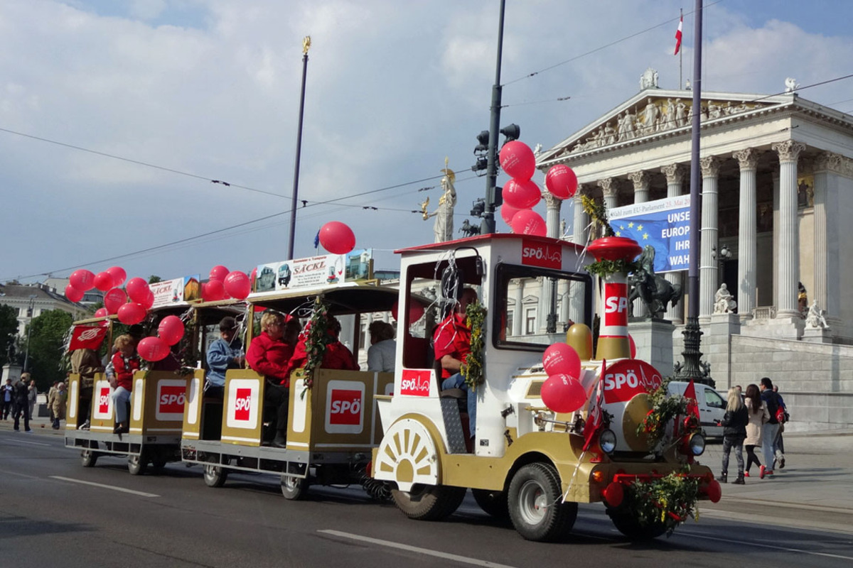 Am 1. Mai gibt es in der Wiener Innenstadt nur eine Farbe: rot. Ob zu Fuß, auf dem Rad oder im Zug - zehntausende SPÖ-Genossen nehmen auch in diesem Jahr den Ring und den Rathausplatz für sich ein.