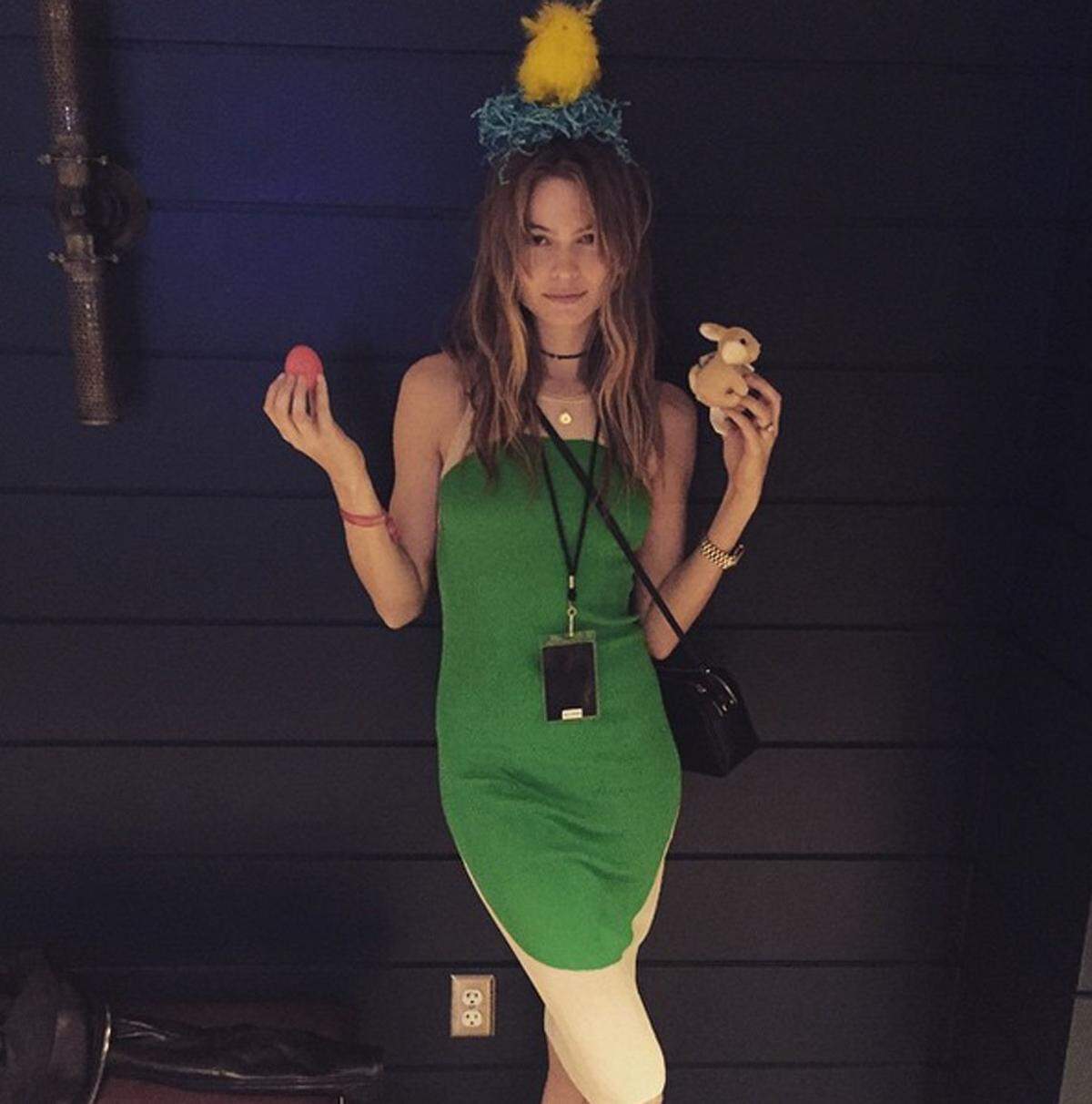 Victoria's Secret Model Behati Prinsloo verkleidete sich als Osterei.