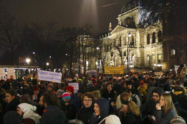 Die Boku-Studenten rückten zum großen Protestsogar mit der Uni-eignen Blasmusikkapelle inklusive Traktor an. Die Musik ging in Trillerpfeifen, Tröten und Topfgeklapper allerdings recht rasch unter.