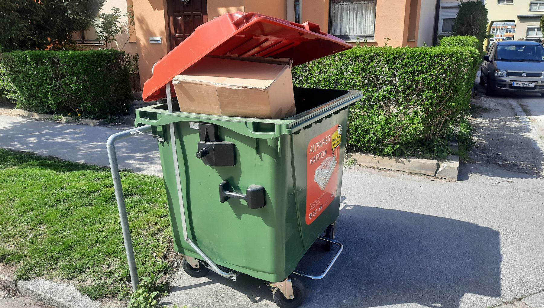 Kartonagen, die Metaphysis und der Altpapiercontainer [premium]