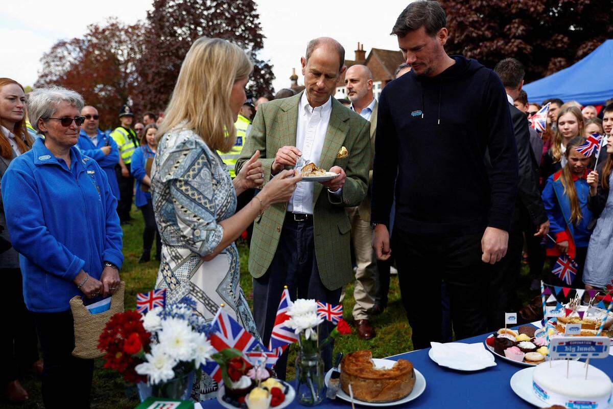 Prinz Edward und Ehefrau Herzogin Sophie von Edinburgh ließen sich in Cranleigh einen Pie schmecken. 