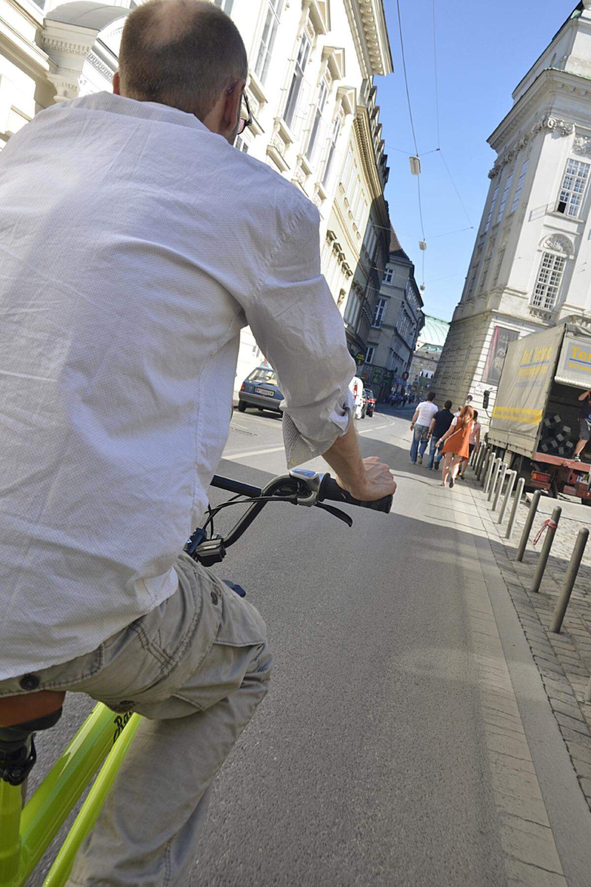 Für Bacher ist Radfahren eine eigene Philosophie: "Besonders genieße ich die Freiheit, die damit verbunden ist. Vom Rad nimmt man die Stadt viel intensiver wahr als etwa aus der Straßenbahn oder vom Auto."