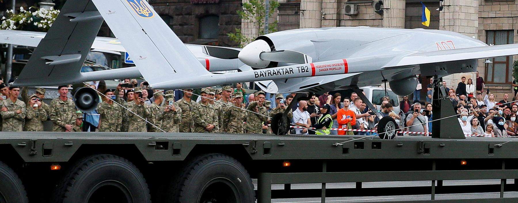 Unbemannte Fluggeräte wie die türkische Bayraktar (hier bei einer Parade in Kiew) gaben der Ukraine viel Kampfkraft gegen die Russen in die Hand. Nun aber werden wohl vermehrt Eigenentwicklungen auftauchen - etwa der „dunkle Geist“.