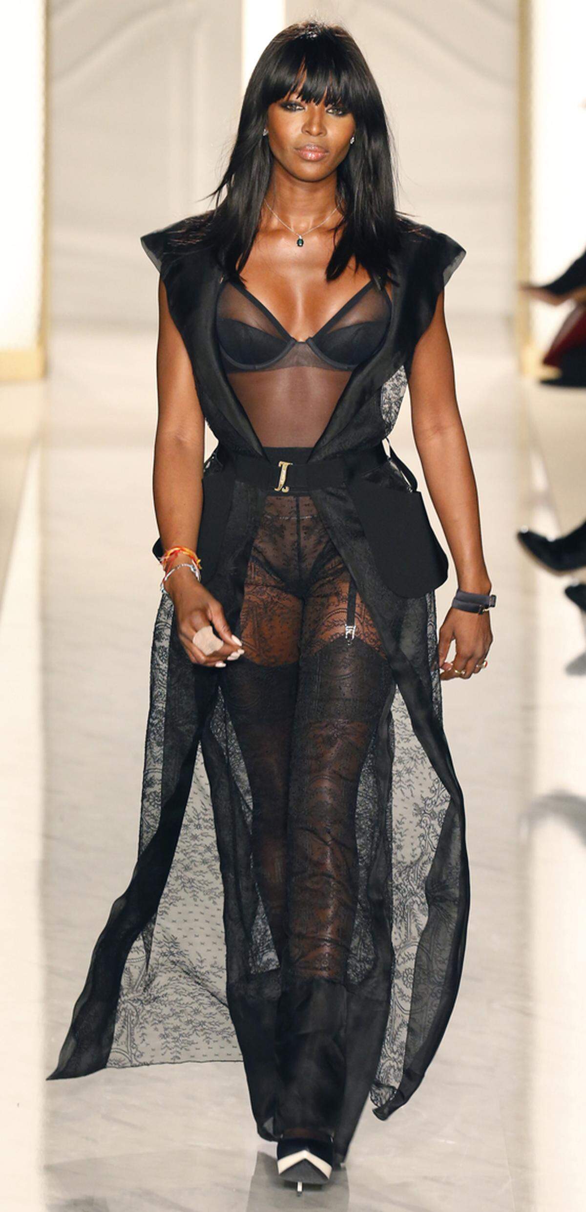 Das britische Supermodel Naomi Campbell lief am Rande der Fashion Week in Paris für La Perla in einem Traum aus schwarzer Spitze und Seide. Im Bild: Look von La Perla