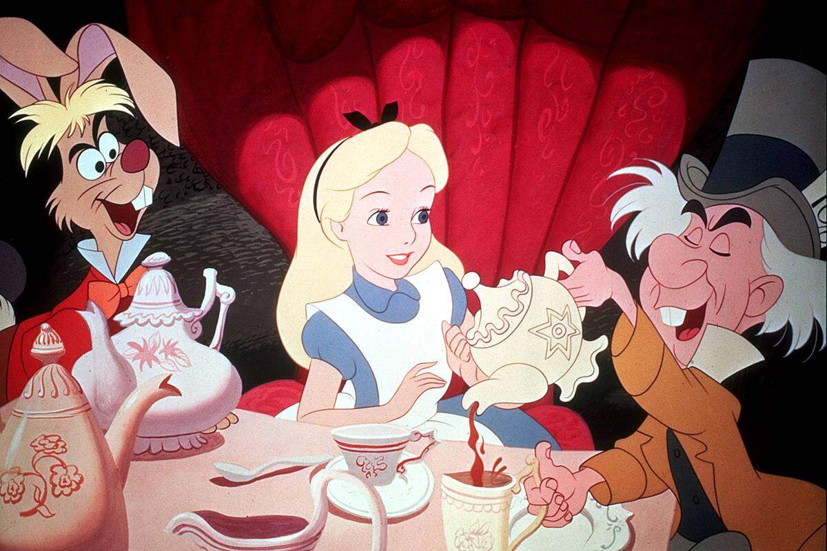 Der Film basiert auf Lewis Carrolls Kinderbüchern "Alice im Wunderland" und "Alice hinter den Spiegeln" und hatte eine lange Entwicklungszeit. Er gilt als einer der einfallsreichsten Filme des Studios, weil er wie eine Abfolge von schrägen Episoden - wie etwa der wahnwitzigen Teeparty - wirkt. Walt Disney selbst soll den Film, der an der Kinokasse floppte, nicht gemocht haben.