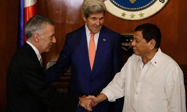 US-Botschafter Philip Goldberg, US-Außenminister John Kerry und der philippinische Präsident Rodrigo Duterte verstehen sich nicht gerade blendend.