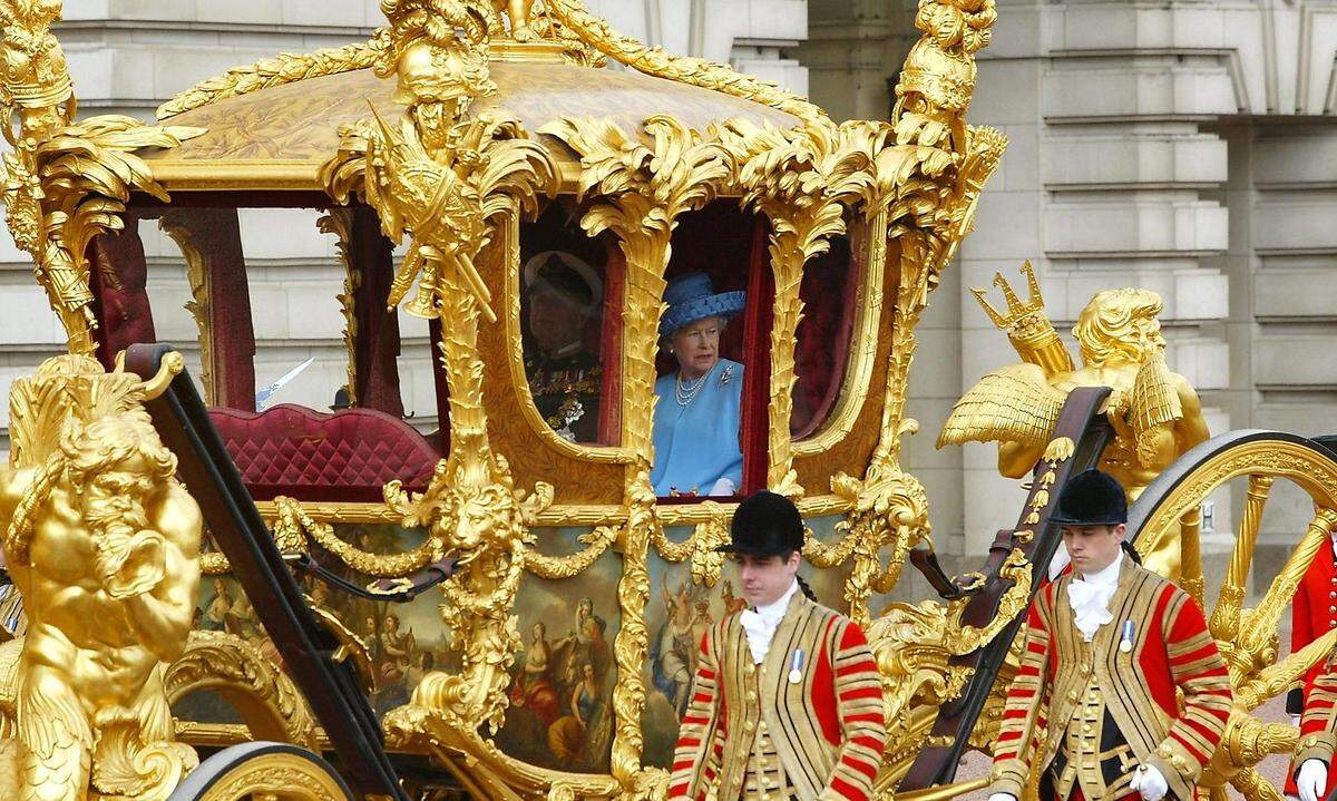 Einige der Erinnerungen von Elisabeth II. an ihren Krönungstag waren weniger angenehm. Über die goldene Staatskutsche, in der sie im Schritttempo vom Buckingham Palace zu Westminster Abbey durch London gefahren wurde, sagte sie etwa, sie sei "horrible", da kaum gefedert und somit höchst unbequem.  