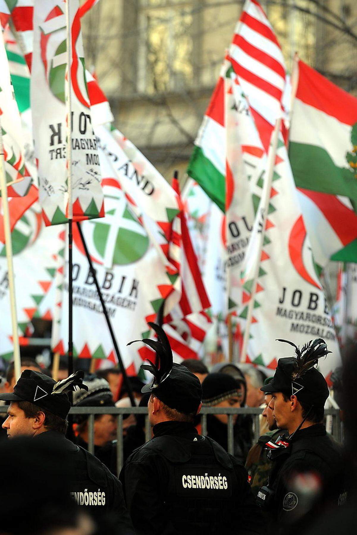 Der Aufstieg der rechtsextremen ungarischen Partei Jobbik ("Bewegung für ein besseres Ungarn") wird seit ihrer Gründung im Jahr 2003 in Westeuropa mit Besorgnis beobachtet. Jobbik, deren Parteikader immer wieder offen antisemitisch oder romafeindlich auftreten, kam bei der Parlamentswahl 2014 auf 20,3 Prozent, ein deutlicher Zugewinn zu der Wahl 2010 (rund 15 Prozent).
