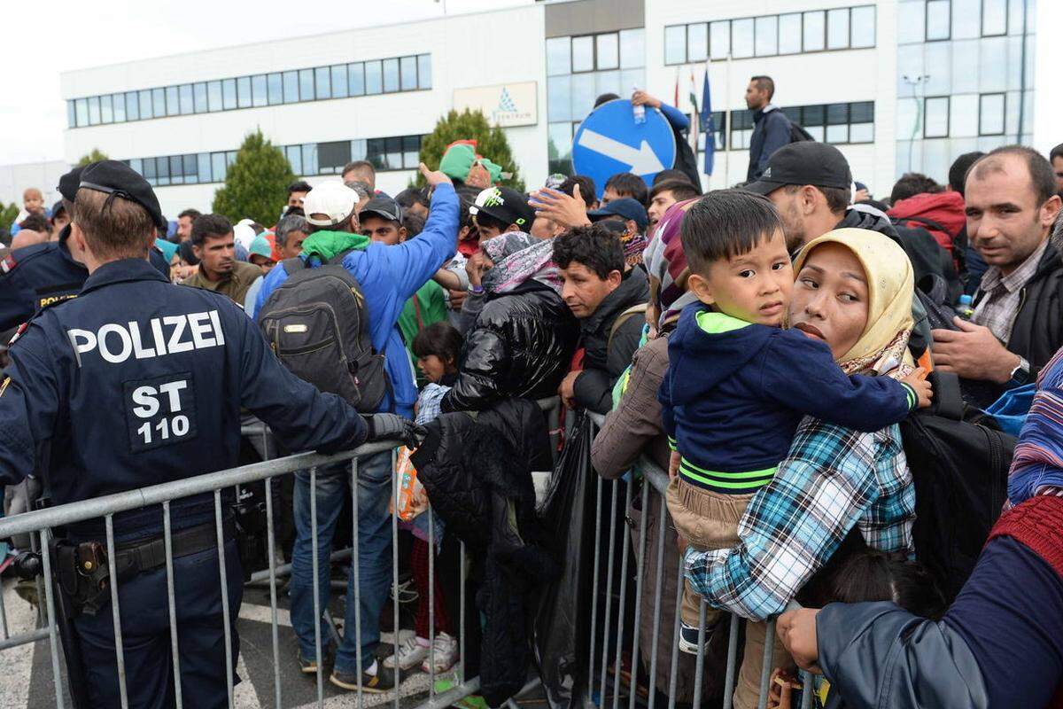 In und um Heiligenkreuz drohte die Lage an der ungarischen Grenze am Montag kurzzeitig zu eskalieren. 4500 Asylsuchende wurden bis Mittag in den umliegenden Bezirken Güssing und Jennersdorf gezählt.