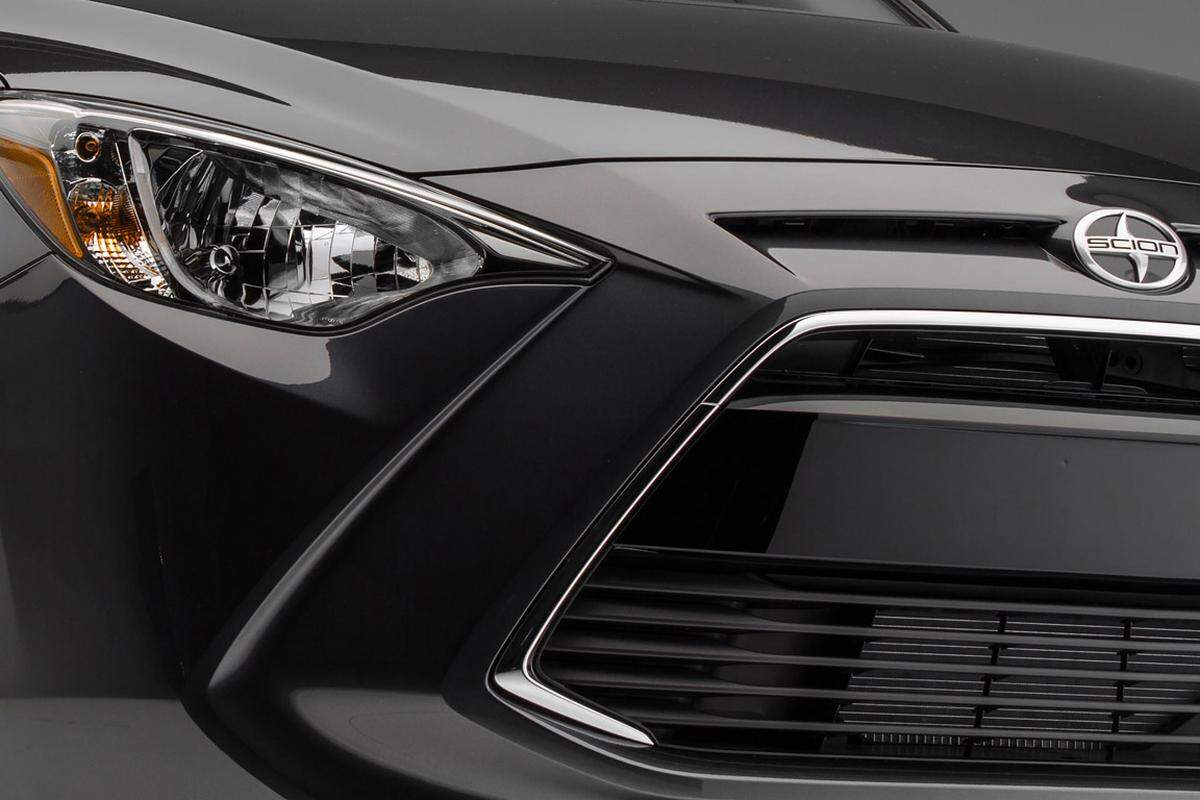 Der Toyota-Ableger Scion, der seine Fahrzeuge ausschließlich in den USA vertreibt, präsentiert das Modell IA. Toyota und Mazda haben ihre Zusammenarbeit intensiviert, so basiert der IA auf der Plattform des Mazda2.