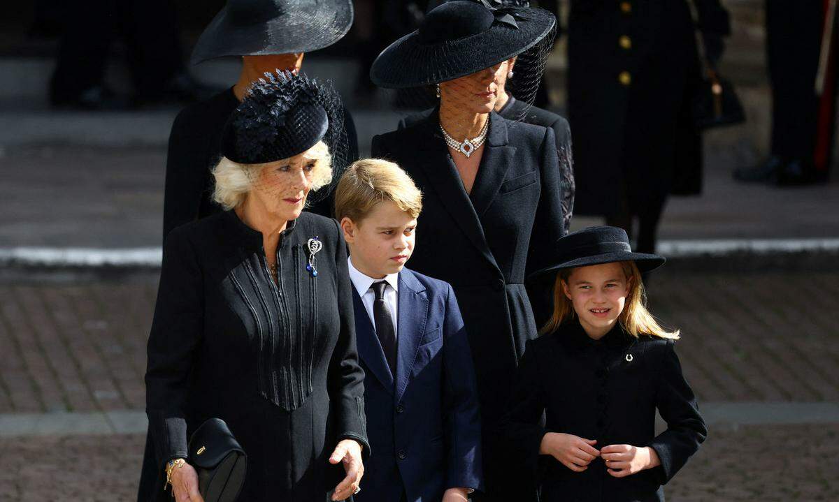 Nachdem Prinz William mit dem Tod der Queen zum Thronfolger geworden ist, dürften die Kinder von Prinzessin Kate und ihm künftig eine prominentere Rolle im Königshaus spielen. Gemeinsam mit ihrer Mutter Kate gingen der neunjährige George und seine zwei Jahre jüngere Schwester Charlotte hinter dem Sarg. Ihr jüngerer Bruder, der vierjährige Louis, war nicht dabei.
