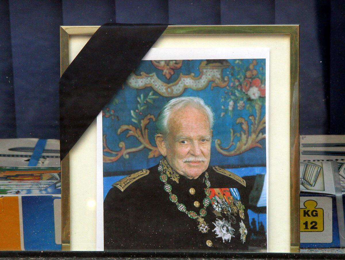 Albert wurde am 12. Juli 2005 in sein Amt eingeführt - nach mehr als 55 Jahren Regentschaft seines Vaters. Rainier starb an einem Mittwochmorgen um 6.35 Uhr an den Folgen einer Lungen- und Herzerkrankung im Alter von 81 Jahren.