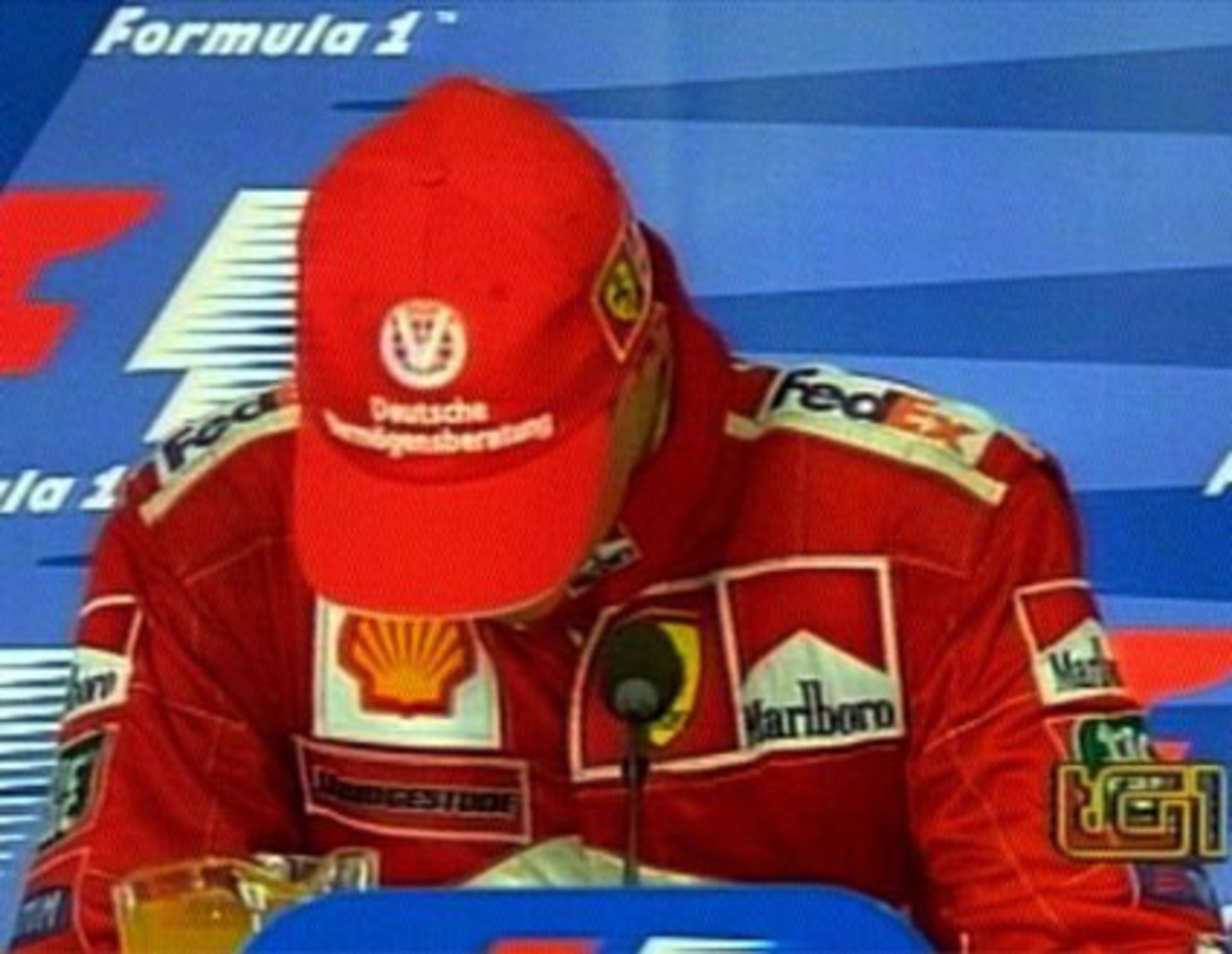 Tränen in Monza: Schumacher gewinnt seinen 41. Grand Prix und holt damit in der ewigen Rangliste Ayrton Senna ein. In der Siegerpressekonferenz übermannen ihn die Gefühle. Der Tränenfluss bei Schumacher ist bis heute Gegenstand von Diskussionen unter Fans, viele vermuten eine Ausgleichshandlung für die nüchternen Reaktionen auf den Senna-Tod 1994.