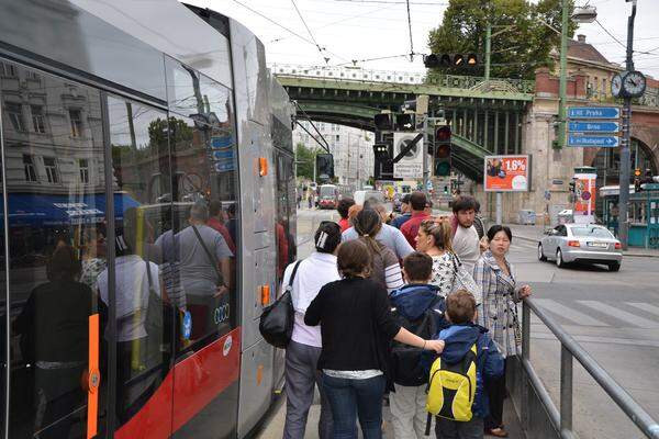 Viele Fahrgäste stiegen bei der Station Nußdorfer Straße wieder auf die U6 um. "Die Sperre macht mir nichts aus", sagte ein weiblicher Fahrgast. "Man kommt jetzt zwar öfter zu spät, aber so ist das Leben", zeigte sich die Wienerin entspannt.