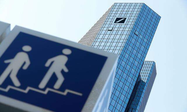 FILE PHOTO: Germany´s Deutsche Bank headquarters are pictured in Frankfurt