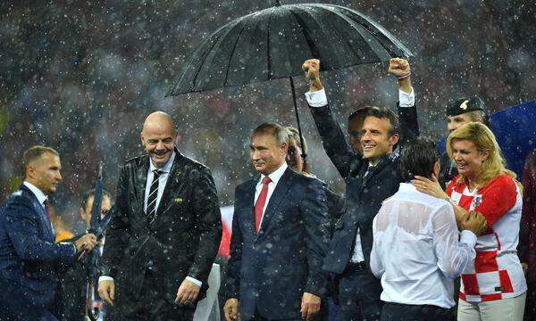 Noch während die Kroaten sich ihre Erinnerungs-Medaille bei Fifa-Chef Gianni Infantino, Russlands Präsident Wladimir Putin, Macron und Grabar-Kitarovic abholten. Besonders die zwei letztgenannten herzten die Spieler ausdauernd - beider Mannschaften. Im Bild: der durchnässte kroatische Trainer Zlatko Dalic.