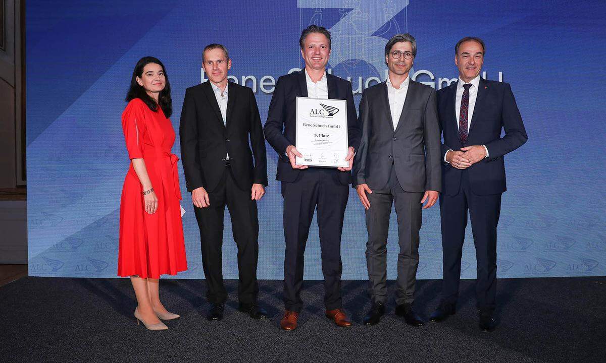 Auszeichnung 3. Platz Großbetriebe National für die Rene Schuch GmbH (v.l.): Commerzbank Senior Relationship-Managerin Claudia Gratzer mit den Schuch-Repräsentanten Engelbert Pfeiffer, René Schuch und Martin Szeyer sowie Landesrat Leonhard Schneemann.