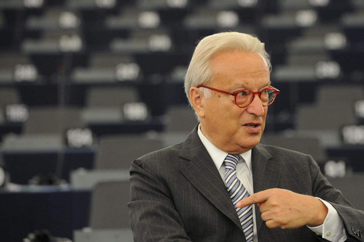 Der Chef der sozialdemokratischen Fraktion im Europäischen Parlament, Hannes Swoboda hob hervor, dass nun die kleinen Sparer von einem Sanierungsbeitrag verschont werden und stattdessen Großgläubiger und Eigentümer der führenden Banken zahlen sollten. "Wichtig ist, dass die Banken restrukturiert werden", unterstrich Swoboda.