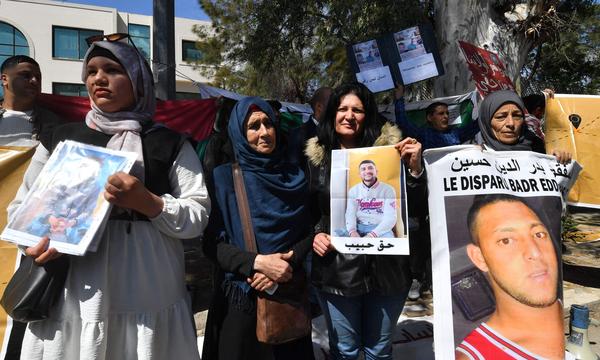 Proteste vor der italienischen Botschaft in Tunis.