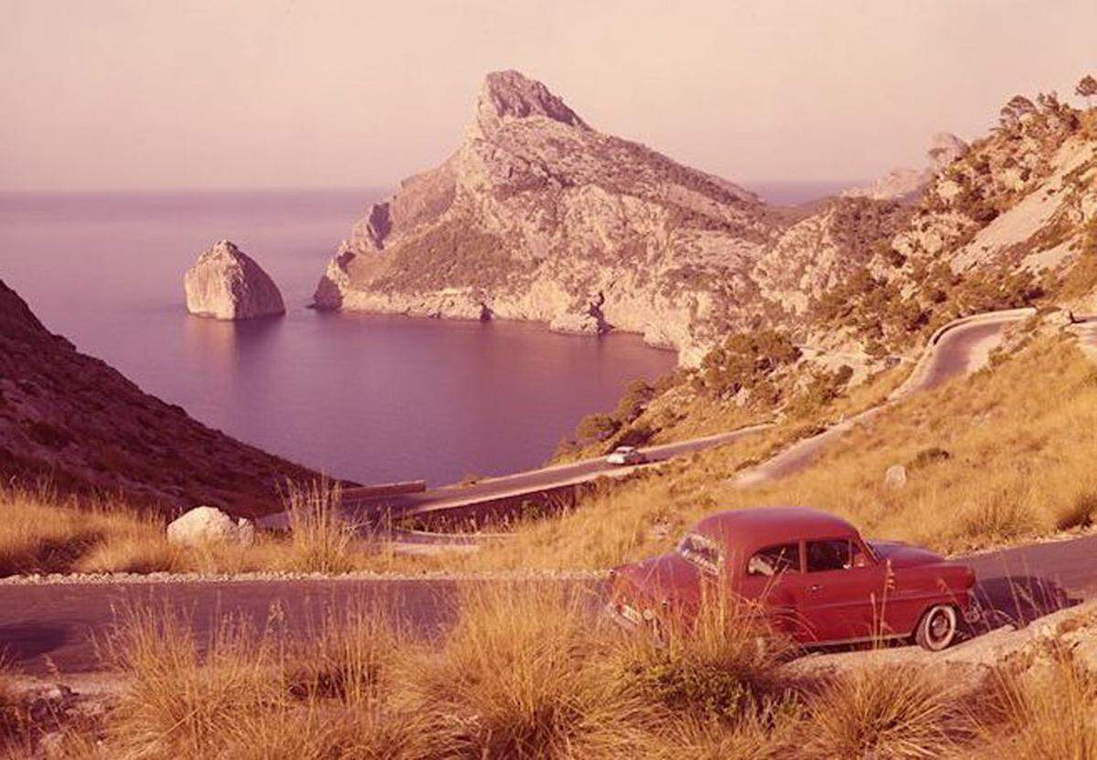 Aktuell spricht man auf Mallorca aber vor allem über eines: von diesem Sommer an wird eine neue Übernachtungsabgabe für Touristen fällig. Im Bild: Cap Formentor, 1970.