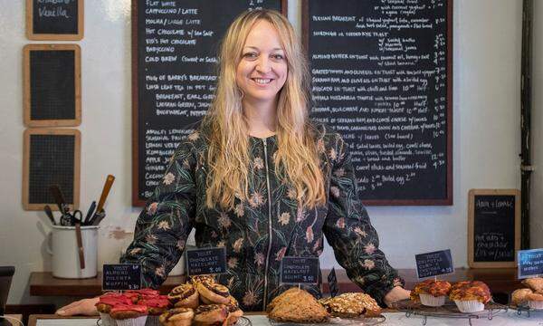 Die Autorin, Food Stylistin und Chefin der Bäckerei, Claire Ptak, hat zuvor in den USA gearbeitet. Sie war von Meghan früher einmal für ihren früheren Lifestyle-Blog "The Tig" interviewt worden und verarbeitet vor allem Bioprodukte und saisonale Zutaten.