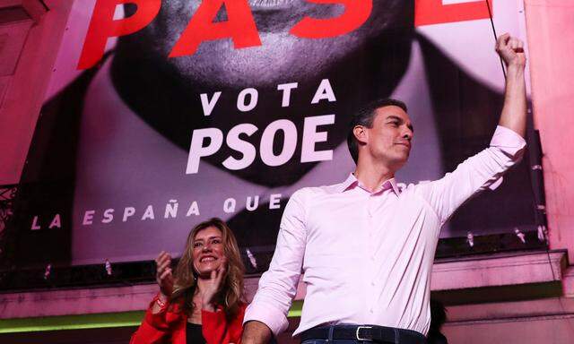 Der Sozialist Pedro Sánchez feiert seinen Wahlsieg.  