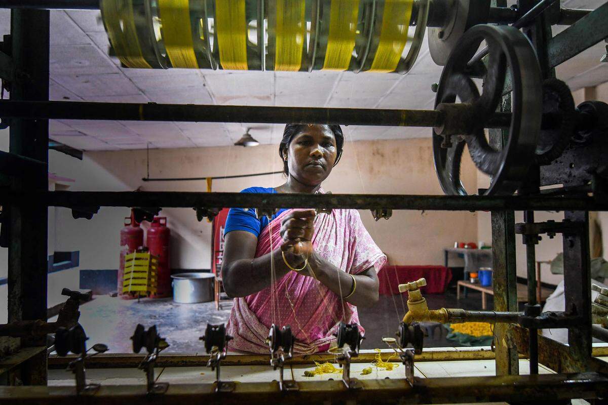 Die Seidenindustrie von Bangladesch ist eine der ältesten der Welt. Im Nordwesten des Landes, in Rajshahi, werden die wertvollsten Garne der Welt produziert.
