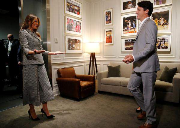First Lady Trump griff in ihrem ersten Jahr auch immer wieder daneben. Mit diesem kleinkarierten Zweiteiler von Dior tat sie sich keinen gefallen. Wichtiger Stylingtipp: Kurze Culotte, flaches Schuhwerk.