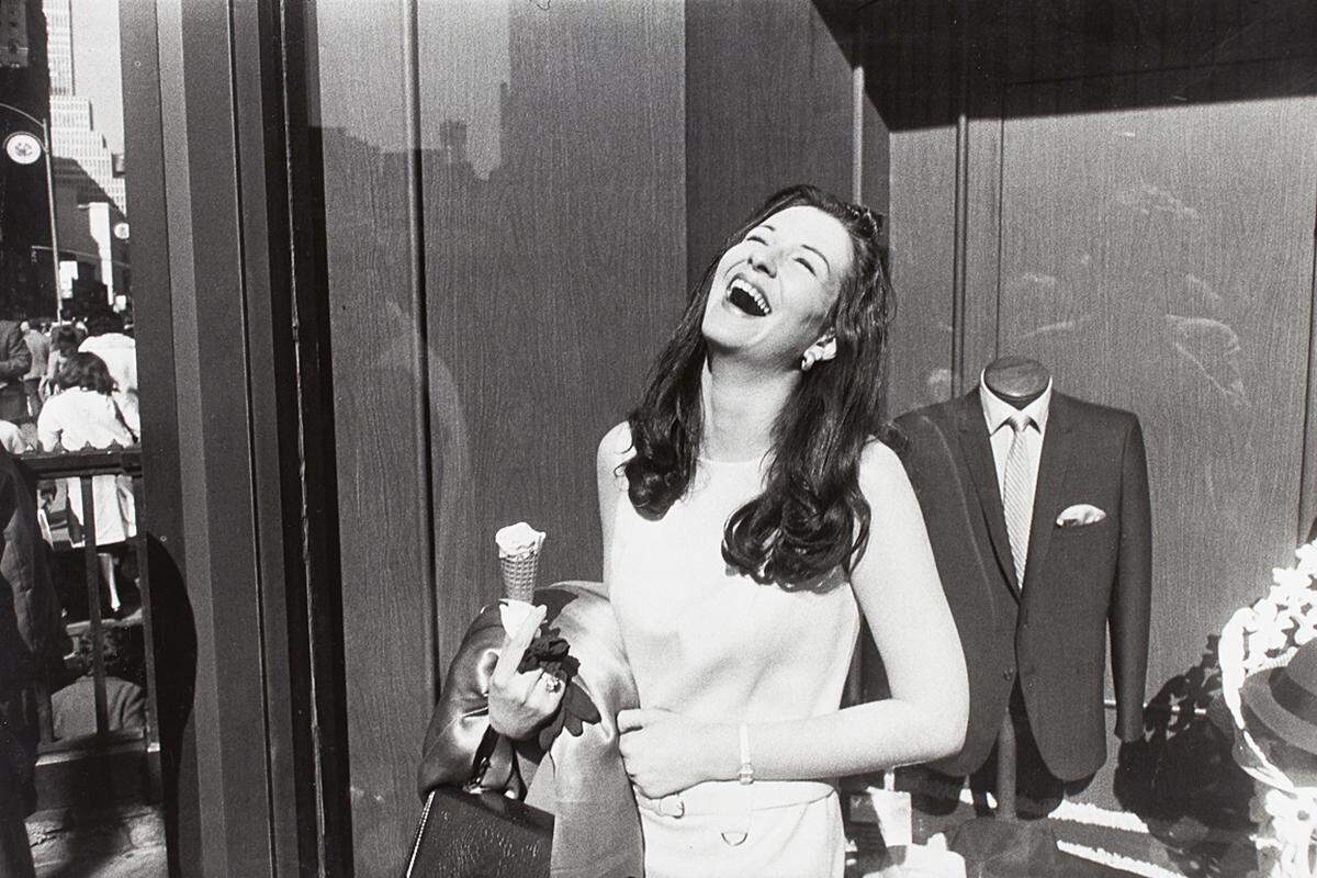 Mit seinen Fotos hat der amerikanische Fotograf Garry Winogrand eine Zeit des Aufbruchs dokumentiert: Seine 85 Aufnahmen umfassende Serie "Women are Beautiful" ist vom 6. Juni bis 3. August im Wiener Fotomuseum WestLicht zu sehen. Garry Winogrand: New York, 1968 (c) Garry Winogrand, courtesy of Lola Garrido Collection