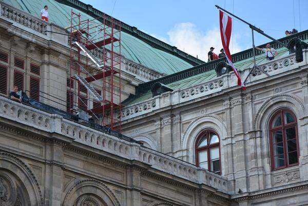 Am Freitag wurden auf dem Dach, auf dem Fahnenmasten montiert wurden, mit einem Kran Stunts geprobt.
