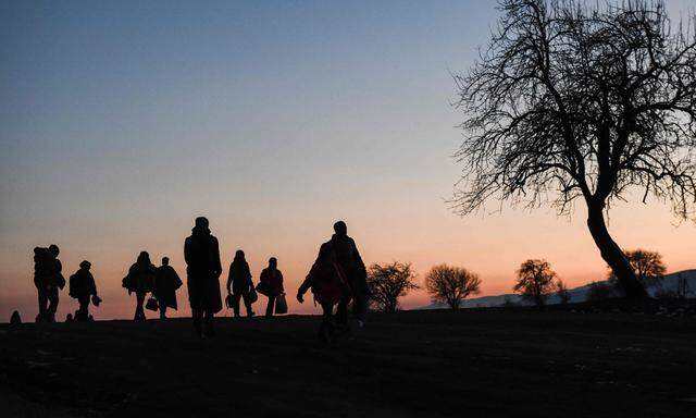 Flüchtlinge auf der Balkanroute an der mazedonisch-serbischen Grenze.