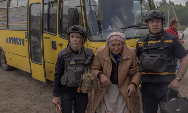 Eine ältere Frau wird in Sicherheit gebracht. Die russischen Streitkräfte hätten „beträchtliche Kräfte für ihren Angriff auf die Stadt eingesetzt“ und nähmen „keine Rücksicht auf eigene Verluste“, heißt es vom ukrainischen Generalstab.