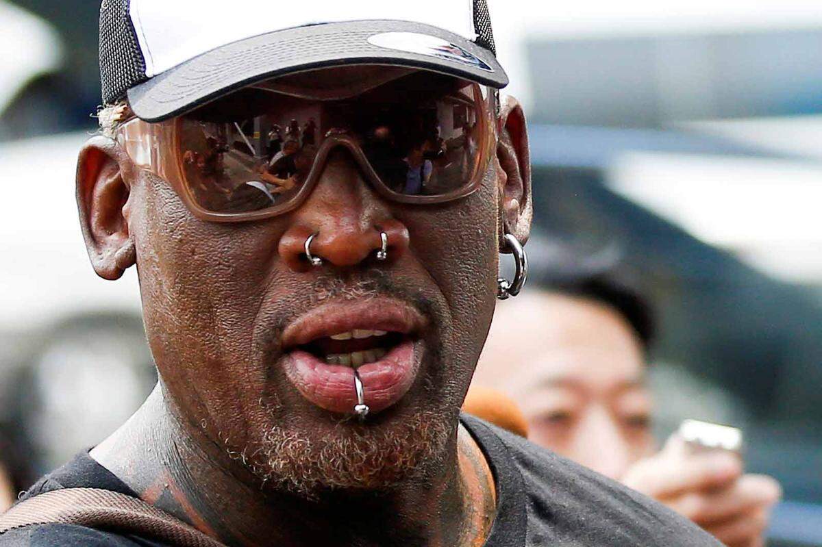 Der frühere US-Basketballstar Dennis Rodman ist wegen Trunkenheit am Steuer zu einer Haftstrafe auf Bewährung verurteilt worden. Ein Gericht entschied am 12. März, dass der 56-Jährige 90 Tage ins Gefängnis muss, wenn er in den nächsten drei Jahren gegen seine Bewährungsauflagen verstößt. Unter anderem muss der fünfmalige NBA-Champion an einem neunmonatigen Programm für Alkoholsünder teilnehmen.  