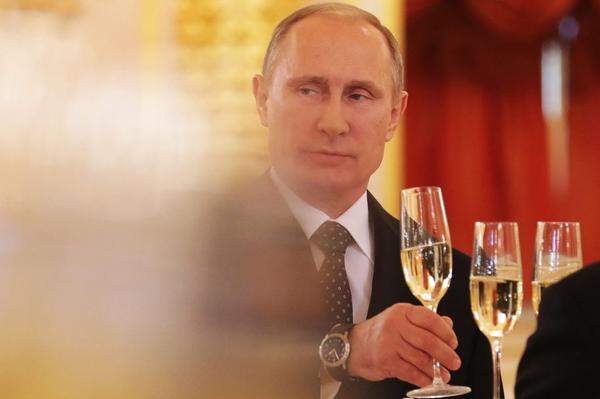 Wladmir Putin bleibt die Nummer eins auf der Liste der mächtigsten Menschen der Welt, die das US-Magazin "Forbes" veröffentlicht hat. Der russische Staatschef "beweist weiterhin, dass er einer der wenigen Männer in der Welt ist, die mächtig genug sind, um zu tun was sie wollen - und die damit durchkommen", so das Magazin.