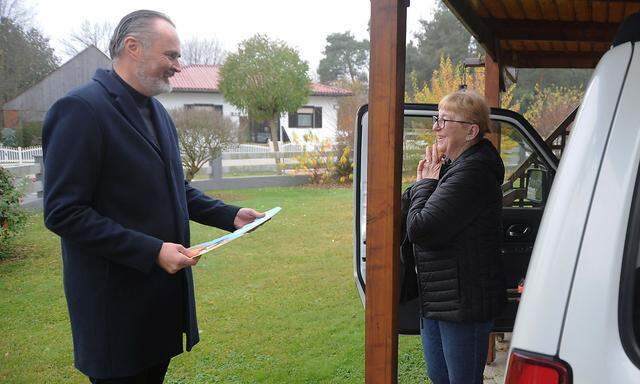 Hans Peter Doskozil (SPÖ) überreichte der Hauptgewinnerin Helga Javorits aus Sankt Martin in der Wart (Oberwart) symbolisch einen Autoschlüssel.