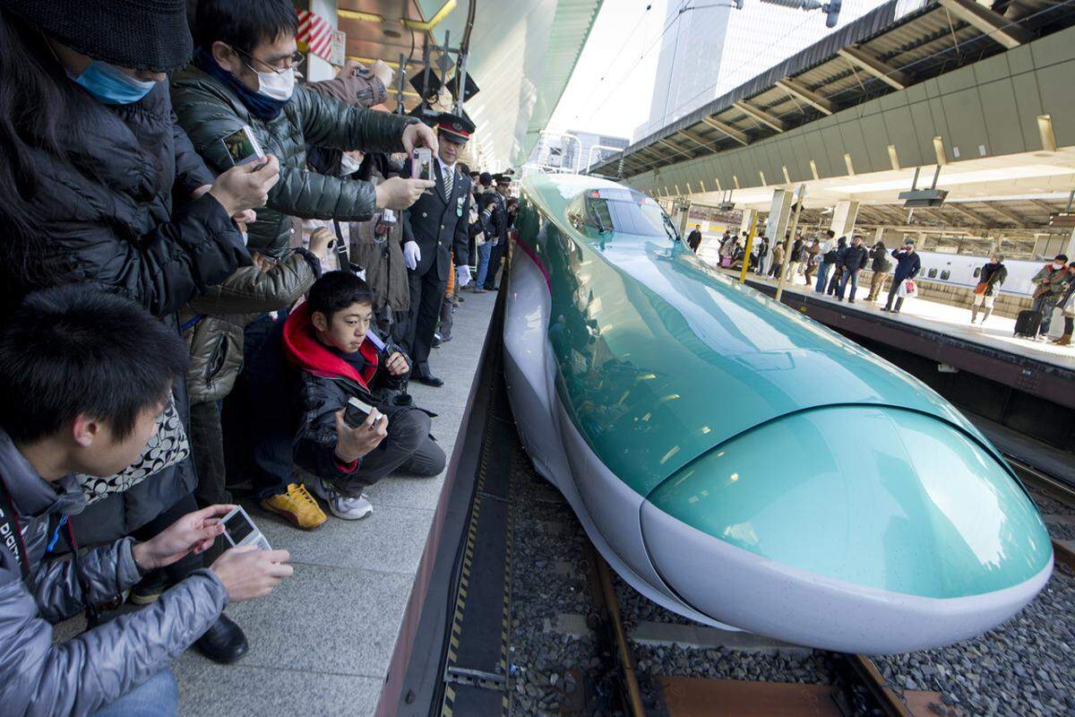 Der Bann des Zugs ist in Japan ungebrochen. Im Jahr 2011 feierte "Hayabusa", auf Deutsch "Wanderfalke" seine Jungfernfahrt auf der Tōhoku-Shinkansen-Strecke zwischen Tokio und Shin-Aomori. "Hayabusa" ist der Name einer alten Nachtzugverbindung und gehört zur Baureihe E5, die bis zu 320 km/h schnell ist.