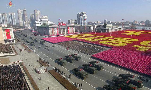 Truppenaufmarsch in Pjöngjang. Nordkorea feiert die Gründung seiner Streitkräfte vor 70 Jahren.