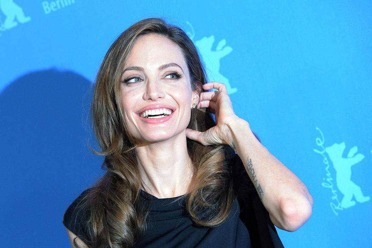 Angelina Jolie ist bei der Berlinale für ihr Regiedebüt vom Publikum ausgiebig gefeiert worden. Bei der Premiere des Films "In the Land of Blood and Honey" am 11. Februar applaudierten die Zuschauer minutenlang.