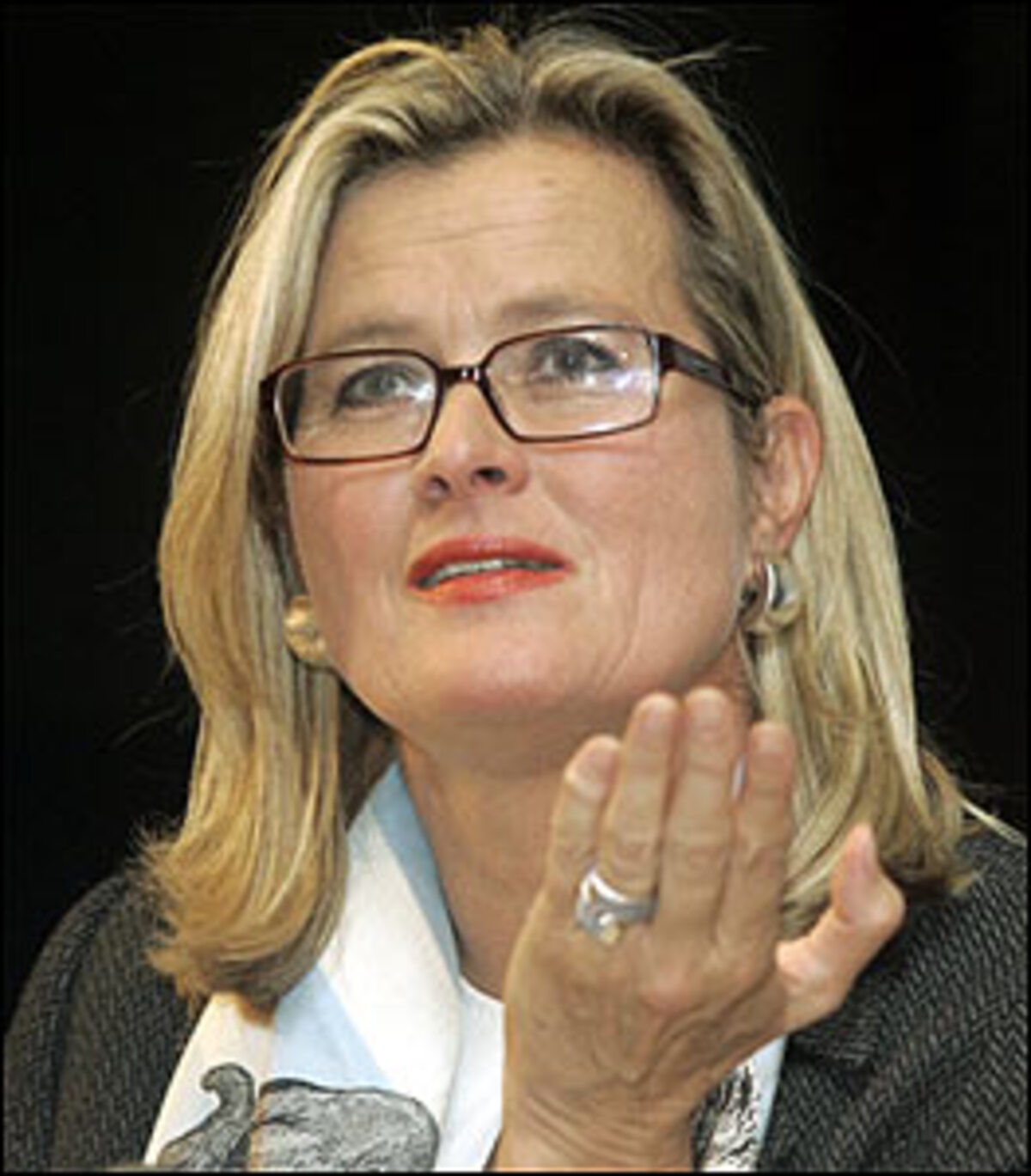 "Bei früheren Verhandlungen haben wir drei-, viermal pro Woche verhandelt - mit Open end. Jetzt trifft man sich einmal pro Woche, und dann fliegt der SP-Vorsitzende nach zwei Stunden nach Portugal."  ÖVP-Außenministerin Ursula Plassnik