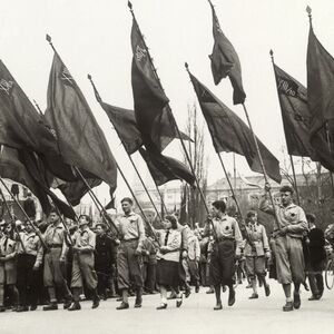 Rote Falken vor dem Wiener Rathaus am 1. Mai 1931.