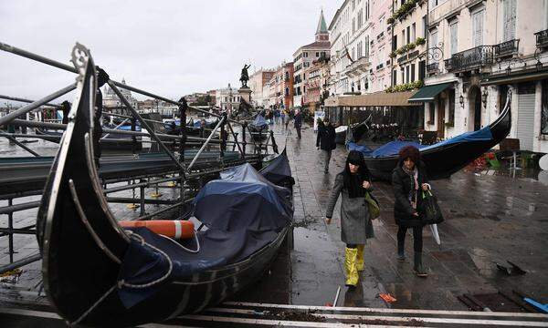 Der ehemalige EU-Parlamentspräsident Antonio Tajani erklärte, er sei dabei, die EU um Unterstützung zu bitten: "Wir prüfen nach Möglichkeiten, um dem schwer betroffenen Raum von Venedig aktiv unter die Arme zu greifen."  