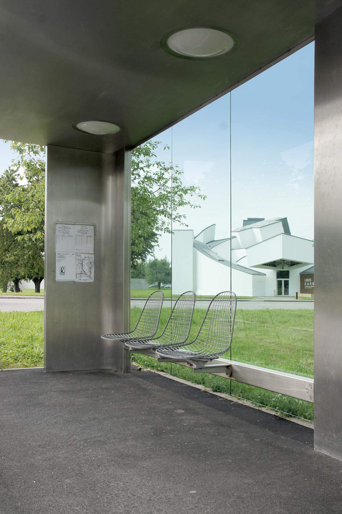 Design empfängt die Besucher des Vitra Campus schon an der Bushaltestelle.