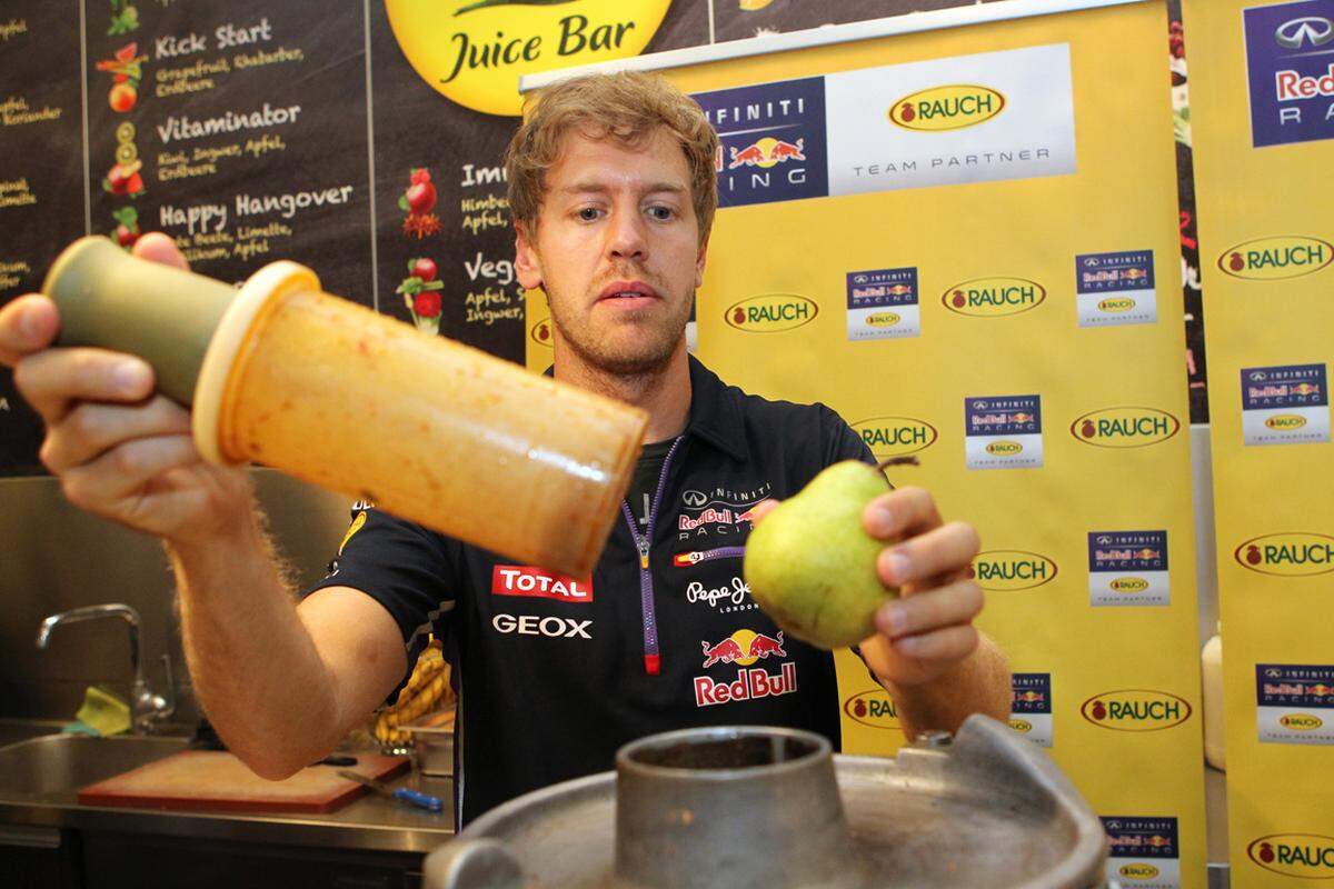 Zuvor hatte Vettel für Sponsor Rauch schon an der Obstbar selbst Hand anlegen müssen.