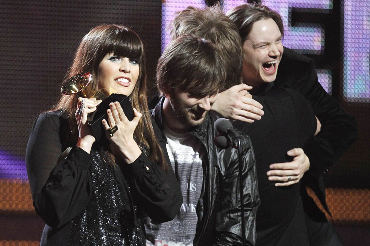 Lady Antebellums Lied "Need You Now", indem die Truppe ein(n) Verflossene(n) besingt, wurde zum Song des Jahres gekürt. Hinter der Bühne gab es auch Tränen: "Wir werden so einen Moment in unserer Karriere wohl nie wieder erleben", sagte Sänger Charles Kelley. "Man gewinnt nur einmal fünf Grammys."