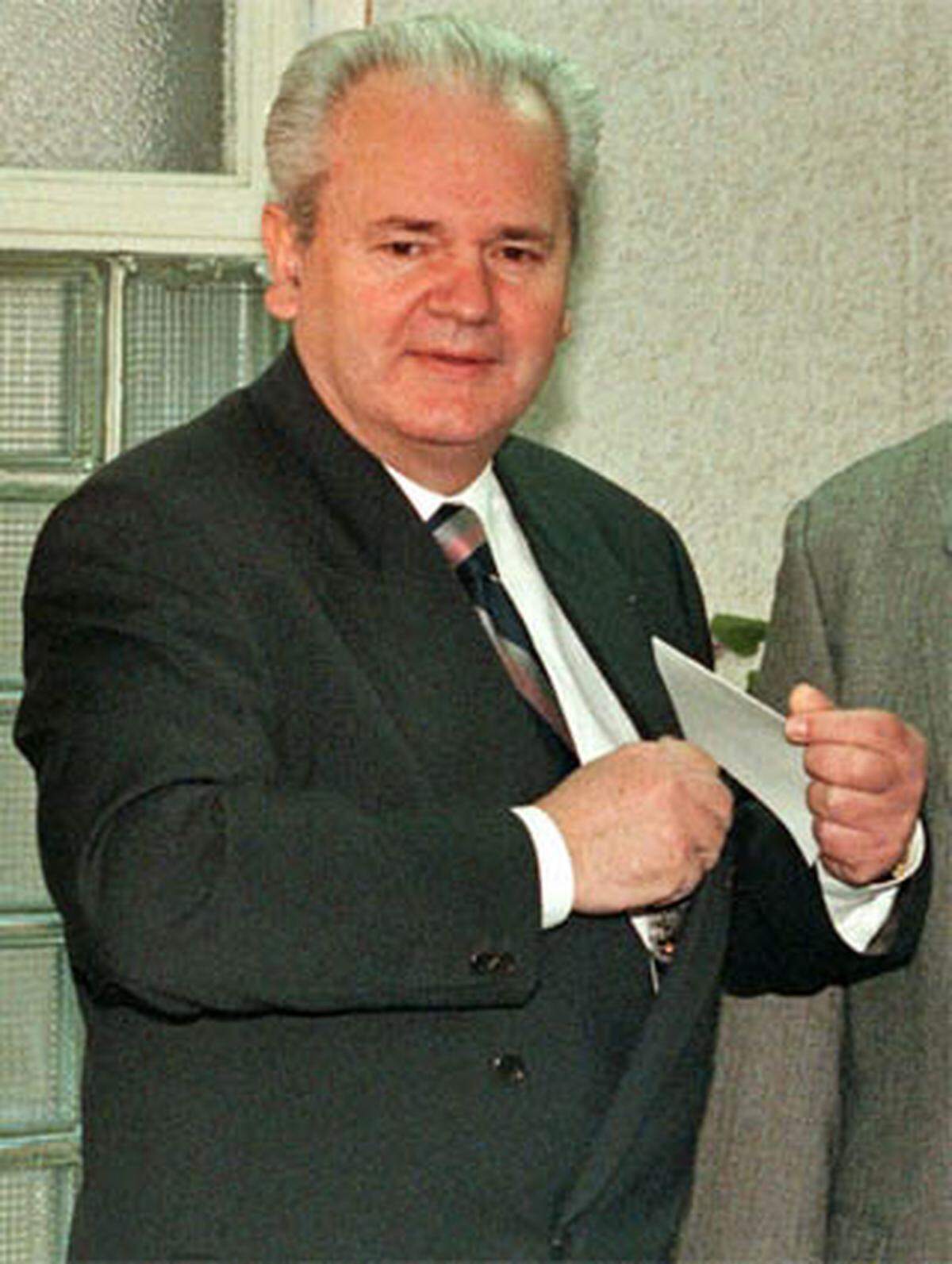 Am 27. Mai wird Milosevic vom UNO-Tribunal wegen Kriegsverbrechen im Kosovo angeklagt.