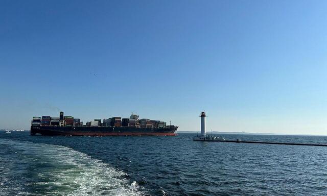 Die Joseph Schulte am Mittwochmorgen beim Verlassen des Hafens Odessa.