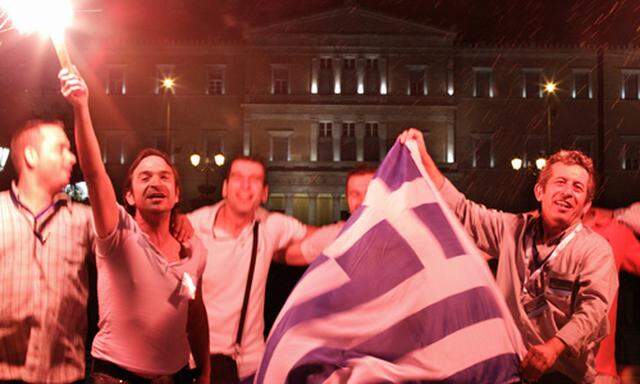 Griechen stimmen fuer Euro