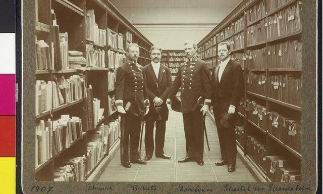 Bedauerlicherweise noch ohne Frauenanteil, dafür aber mit Uniform: Vier Beamte aus der Endzeit der österreichisch-ungarischen Monarchie im Magazin der Universitätsbibliothek Wien (1907).